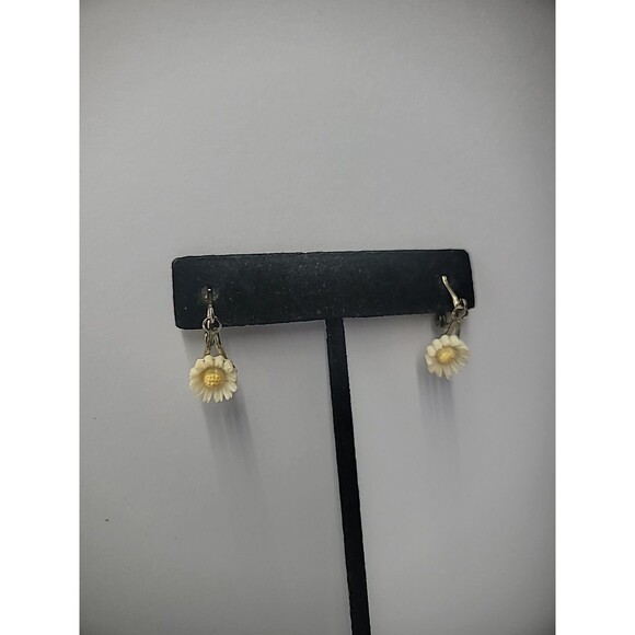 Vintage Earrings Clip On Gold Tone Daisy Flowers Dainty Small Jewelry Costume - Picture 7 of 12